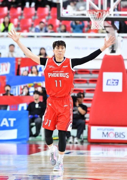 29일 울산동천체육관서 열린 ‘2024-2025 KCC 프로농구’ 3라운드 소노와 홈 경기에서 3점을 성공시킨 울산 현대모비스의 이우석이 기뻐하고 있다. KBL 제공