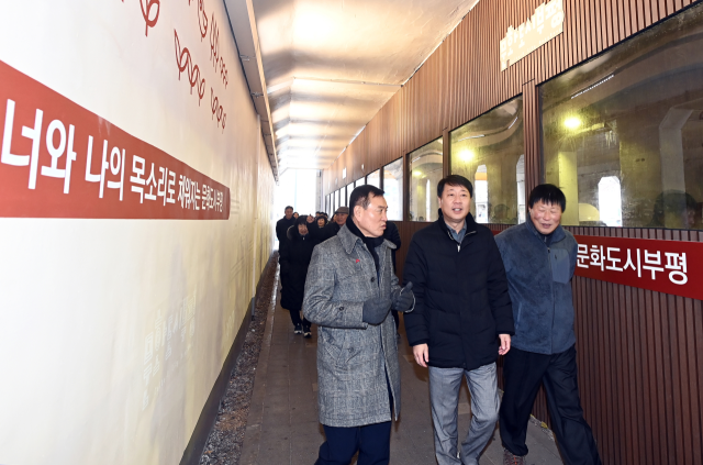 차준택 인천 부평구청장이 최근 노후 시설을 개선한 동암굴다리를 둘러보고 있다. 부평구 제공