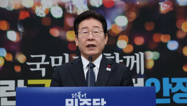 더불어민주당 이재명 대표가 27일 오전 서울 여의도 국회에서 한덕수 대통령 권한대행 국무총리 탄핵소추 등 정국 상황에 대한 입장을 발표하고 있다. 연합뉴스