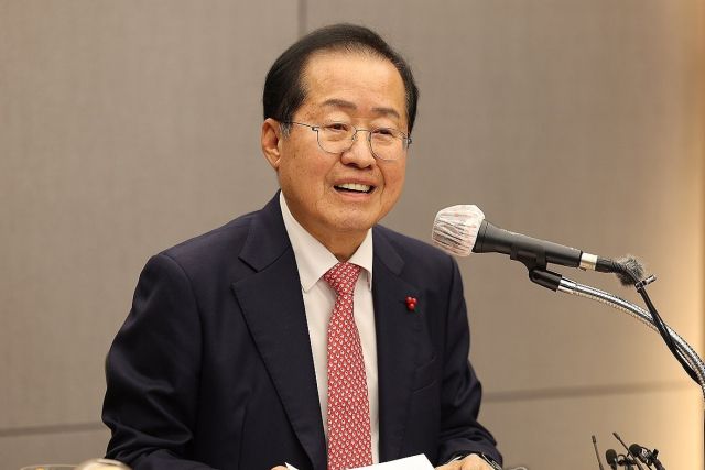 홍준표 대구시장이 26일 오후 대구 북구 대구시청 산격청사에서 열린 송년 기자간담회에서 밝게 웃고 있다. 연합뉴스