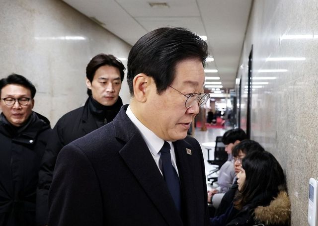 더불어민주당 이재명 대표가 29일 오후 국회에서 전남 무안공항 항공기 활주로 이탈 사고와 관련한 긴급 최고위원회의를 소집, 수습방안 등을 논의하기 위해 회의실로 이동하고 있다. 연합뉴스