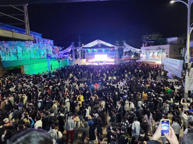 지난 10월 동두천 보산동 외국인관광특구에서 열린 ‘핼로우 DDC 페스티벌’에서 관광객들이 공연을 즐기고 있다. 경기문화재단 제공