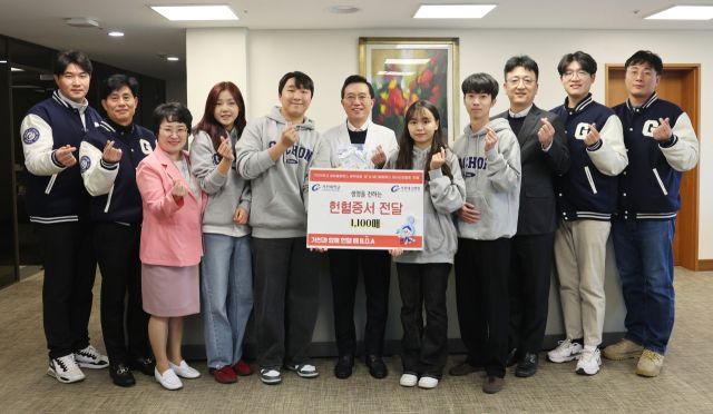 가천대학교 학생들이 가천대 길병원에 헌혈증을 전달한 뒤 김우경 병원장(가운데)과 함께 기념촬영을 하고 있다. 가천대 길병원 제공