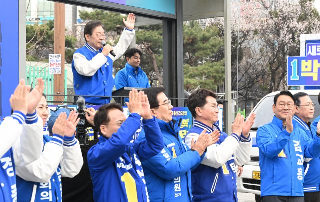 지난 3월28일 부평구 부평역 북광장에서 더불어민주당 인천 14개 지역 후보들이 ‘더불어민주당 인천시당 선거대책위원회 출범식’을 열고 총선 공약 등을 발표하고 있다. 경기일보 DB