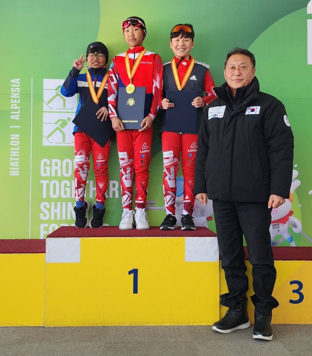 제15회 전국종별바이애슬론선수권대회 남초 고학년부 개인경기서 우승한 손루이(가운데)가 입상 선수들과 시상대에서 기념촬영을 하고 있다.일동초 제공