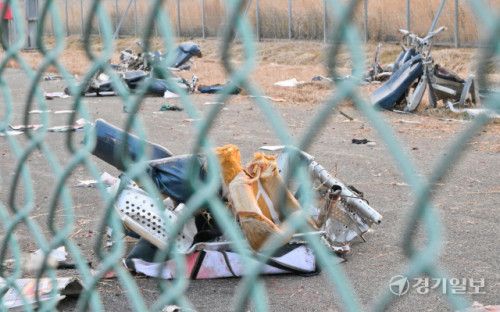 폭파된 기체에서 튕겨 나온 잔해들. 윤원규기자