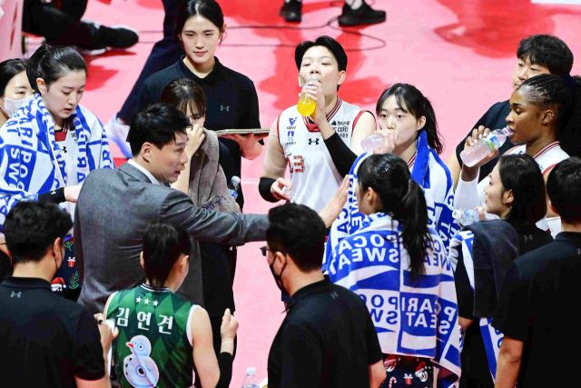 지난 29일 광주 페퍼스타디움에서 열린 ‘도드람 2024-25 V리그’ 여자부 3라운드 최종전에서 현대건설 강성형 감독이 경기가 잘 풀리지 않자 작전을 지시하고 있다.KOVO 제공