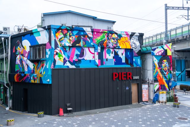 올해 세미 작가가 동두천 보산동 외국인관광특구 상가에 제작한 그래피티 아트. 경기문화재단 제공