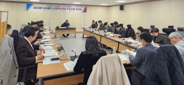 인천시가 최근 시청 공감회의실에서 시정혁신단 주최의 ‘2024년 4/4분기 시정혁신과제 추진상황 보고회’를 열고 각종 과제들의 추진경과를 공유하고 있다. 인천시 제공