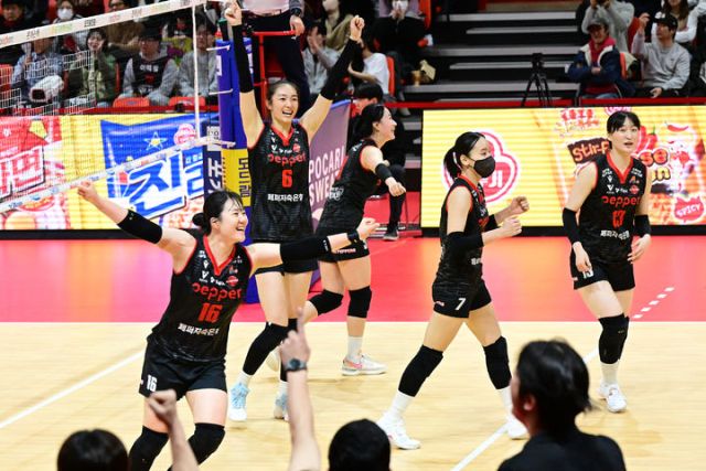 29일 광주 페퍼스타디움에서 열린 현대건설과의 전반기 최종전서 승리를 거둔 페퍼저축은행 선수들이 기뻐하고 있다.KOVO 제공