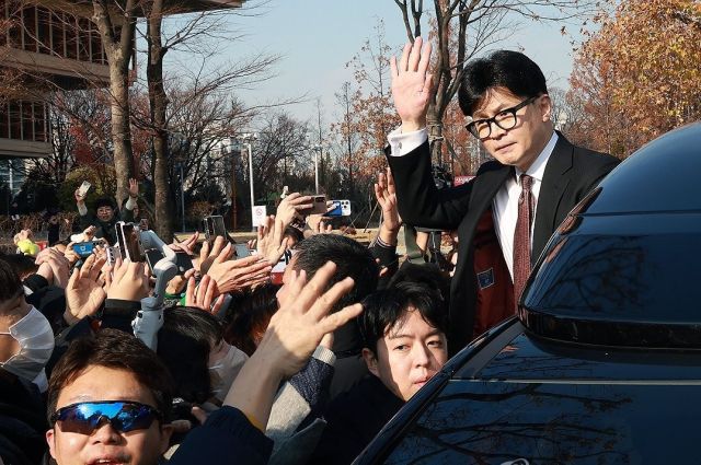국민의힘 한동훈 전 대표가 지난 16일 오전 서울 여의도 국회에서 당대표 사퇴 기자회견을 마치고 이동하던 중 지지자들에게 인사를 하고 있다. 연합뉴스