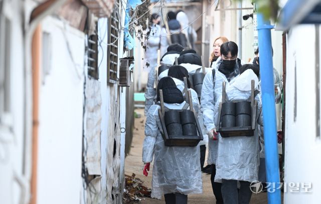 인천국제공항공사 자원봉사단원들이 3일 인천 미추홀구 학익동 일원에서 '2024 희망의 활주로 - 함께하는 따듯한 나눔, 연탄봉사' 활동을 하고 있다.조병석기자
