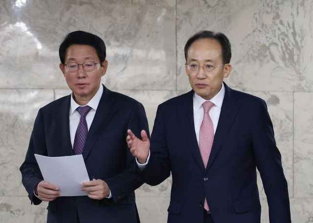 국민의힘 추경호 원내대표가 19일 오전 국회에서 열린 원내대책회의에 입장하고 있다. 왼쪽은 김상훈 정책위의장. 연합뉴스