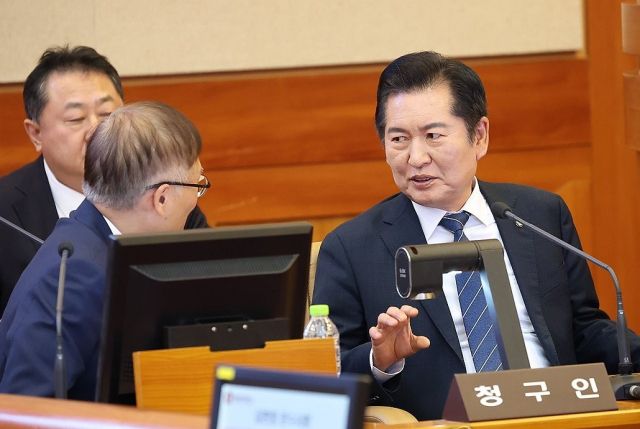 22대 국회 출범 후 각종 탄핵소추 등을 주도하고 있는 정청래 국회 법제사법위원장(오른쪽). 연합뉴스