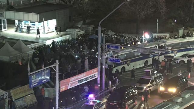 4일 국회 의사당 주변 CCTV 모습. 경찰 버스가 입구를 따라 배치돼 있고 시민들과 경찰 등이 뒤엉켜 있는 모습이다. 네이버지도 캡쳐
