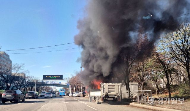 3일 오후 시흥시 정왕동 시흥관광호텔 인근 도로 위 화물차에서 화재가 발생, 불길과 함께 시커먼 연기가 치솟고 있다. 김형수 기자