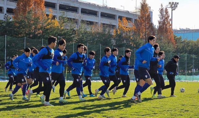 3일 화성 클럽하우스에서 열린 프로축구 수원 삼성의 동계훈련에서 선수들이 본격적인 훈련에 앞서 런닝으로 몸을 풀고 있다.수원 삼성 제공