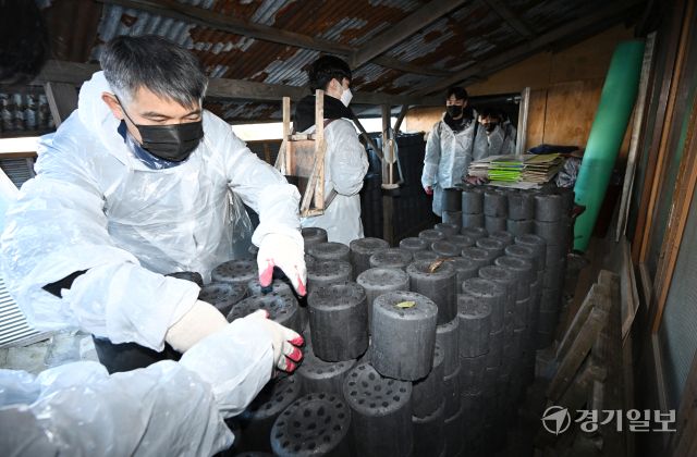 인천국제공항공사 자원봉사단원들이 3일 인천 미추홀구 학익동 일원에서 '2024 희망의 활주로 - 함께하는 따듯한 나눔, 연탄봉사' 활동을 하고 있다.조병석기자