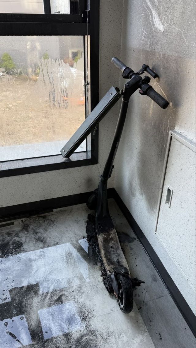 3일 오후 1시27분께 수원시 팔달구 고등동의 한 오피스텔에서 화재가 발생했다. 화재가 시작된 전동킥보드 모습. 경기도소방재난본부 제공