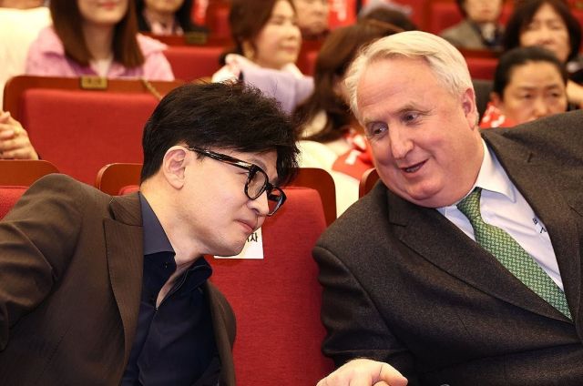 국민의힘 한동훈 대표가 3일 서울 여의도 국회도서관에서 열린 서울여성정치아카데미 1기 개강식에 참석해 인요한 최고위원과 대화를 나누고 있다. 연합뉴스