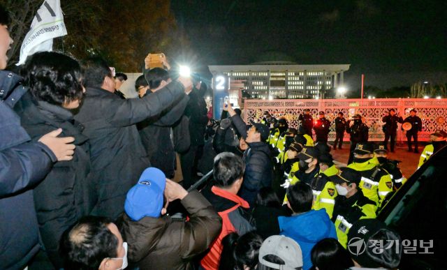 윤석열 대통령이 3일 오후 비상 계엄을 선포한 가운데 4일 새벽 국회의사당 안팎이 계엄을 반대하는 시민과 경찰, 계엄군 등으로 북새통을 이루고 있다. 윤원규기자