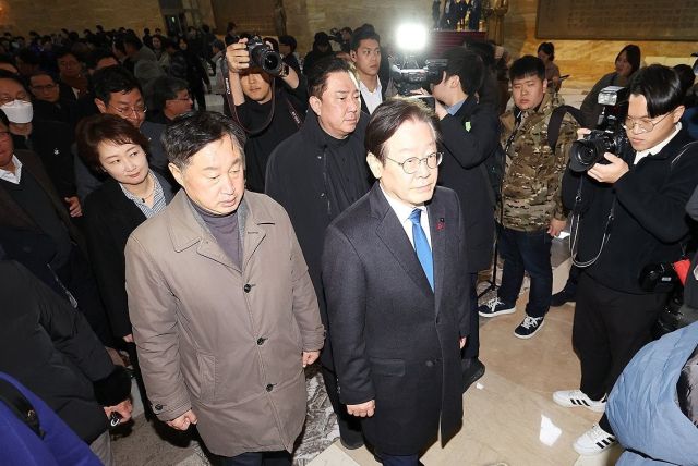 더불어민주당 이재명 대표와 의원들이 4일 새벽 국회에서 긴급 비공개 의원총회장으로 향하고 있다. 연합뉴스