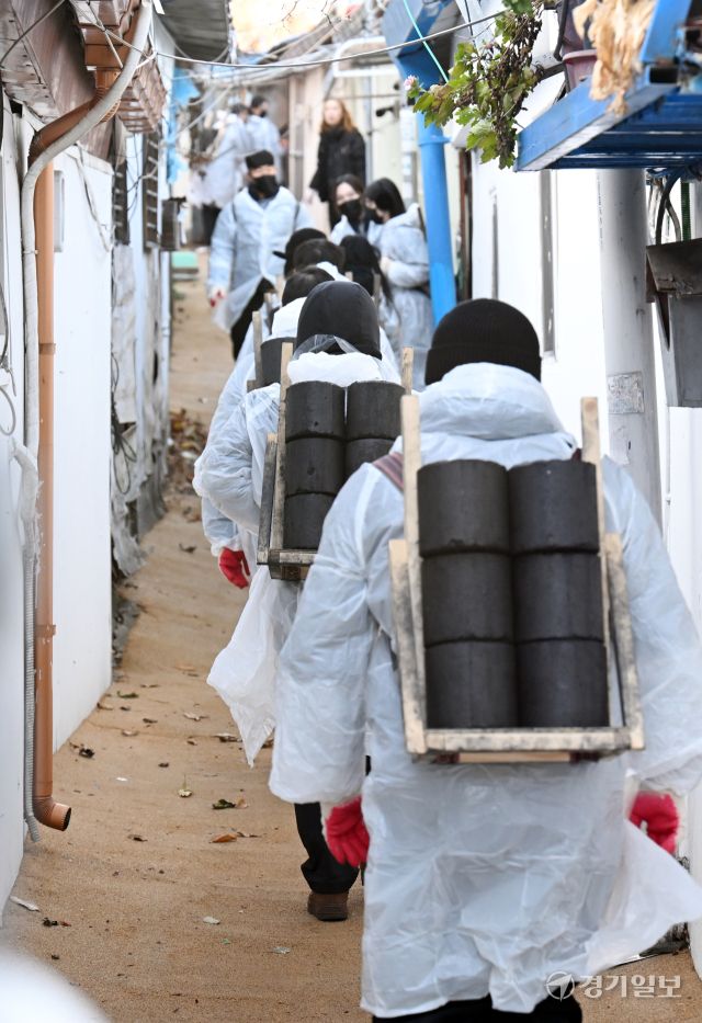 인천국제공항공사 자원봉사단원들이 3일 인천 미추홀구 학익동 일원에서 '2024 희망의 활주로 - 함께하는 따듯한 나눔, 연탄봉사' 활동을 하고 있다.조병석기자