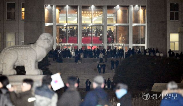 윤석열 대통령이 3일 오후 비상 계엄을 선포한 가운데 4일 새벽 국회의사당 안팎이 계엄을 반대하는 시민과 경찰, 계엄군 등으로 북새통을 이루고 있다. 조주현기자