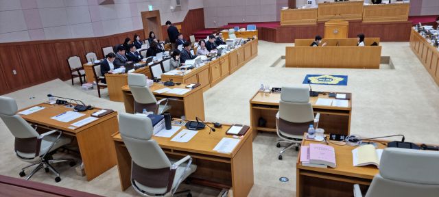 2일 개회한 제372회 정례회 1차 본회의에서 최수연 의원의 의사진행발언 요구로 인한 정회로 텅 비어있는 시의원석. 이종현기자