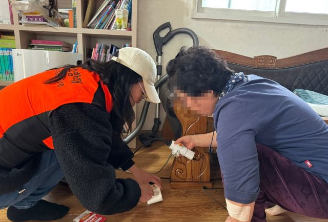 하남소방서 관계자들이 겨울철 재난취약가구를 방문, 1대1 소방안전서비스를 제공하고 있는 모습. 하남소방서 제공