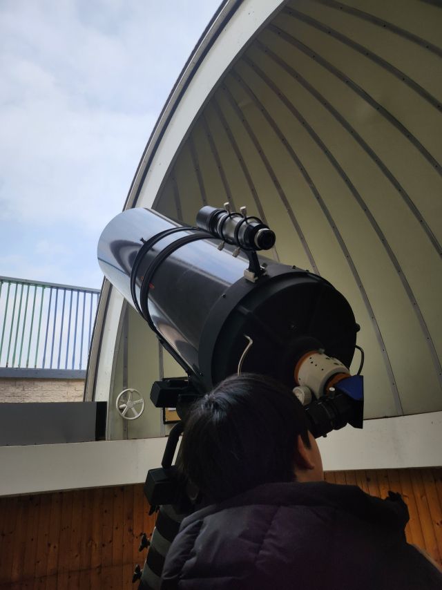 지난 달 29일 석정초교 천문수업에서 한 학생이 낮달을 관측하고 있다. 김포교육지원청 제공