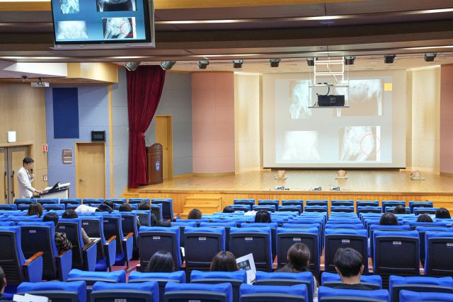 가톨릭관동대 국제성모병원이 인천시교육청과 중도·중복장애학생을 담당하는 교사들을 대상으로 교육하고 있다. 가톨릭관동대 국제성모병원 제공