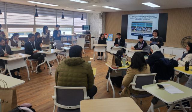 3일 광명 충현중학교 김상도 교장이 학교를 방문한 유네스코 국제포럼 참가자들과 질의응답 시간을 갖고 있다. 박화선기자