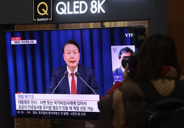 윤석열 대통령이 비상계엄을 선포한 지난 3일 저녁 서울역TV에 관련 뉴스가 나오고 있다. 연합뉴스