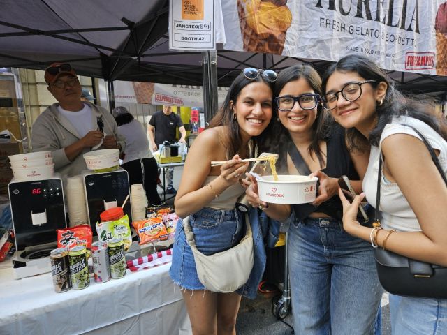 지난 10월 코리안 퍼레이드&amp;뉴욕 한인축제 행사에 마련한 하우스쿡 K 라면 부스에서 외국인들이 라면 시식 후 기념 촬영을 하고 있다. 하우스쿡 제공