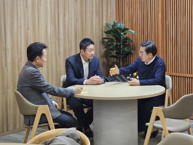 4일 김동연 경기도지사와 김진경 경기도의회 의장, 고영인 경제부지사가 윤석열 대통령 비상계엄령 사태에 대한 의견을 나누는 모습이다. 김경희기자
