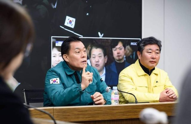 이재준 수원시장이 대통령실의 비상 계엄 선포 직후인 지난 3일 오후 11시 전 간부 비상회의를 소집, 상황실에서 회의를 주재하고 있다. 이재준SNS 캡쳐