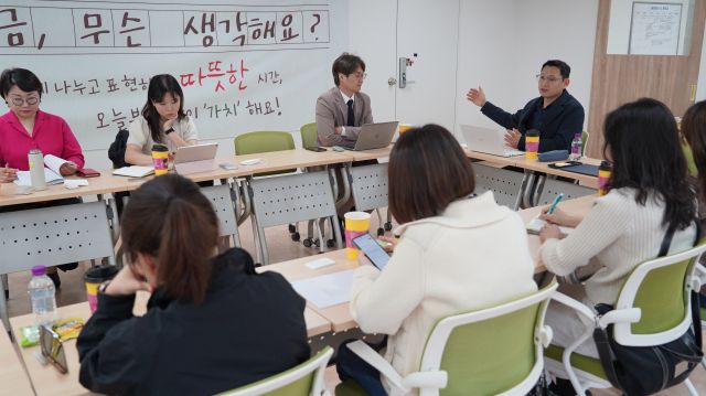 인천시장애인주거전환지원센터가 지난 4월 마련한 ‘소규모 스터디 그룹 SSG 사회사업 가치 내재화 및 개별화 지원’ 교육과정에 참여한 장애인시설 종사자들이 강의를 듣고 있다. 센터 제공