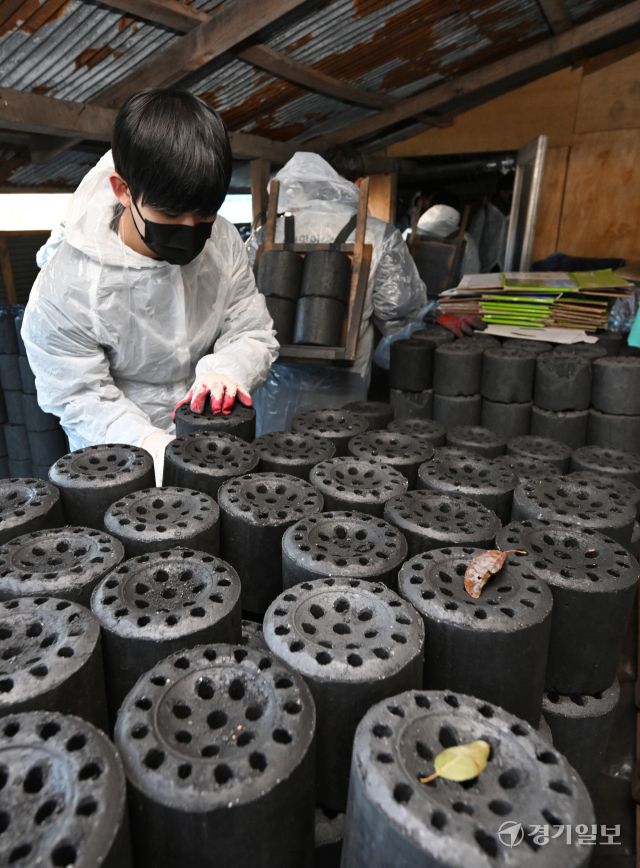 인천국제공항공사 자원봉사단원들이 3일 인천 미추홀구 학익동 일원에서 '2024 희망의 활주로 - 함께하는 따듯한 나눔, 연탄봉사' 활동을 하고 있다.조병석기자