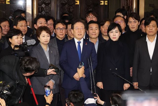 윤석열 대통령이 3일 밤 긴급성명을 통해 비상계엄을 선포한 가운데 4일 새벽 서울 영등포구 여의도 국회에서 비상계엄 해제요구 결의안 통과 후 더불어민주당 이재명 대표가 입장을 밝히고 있다. 연합뉴스