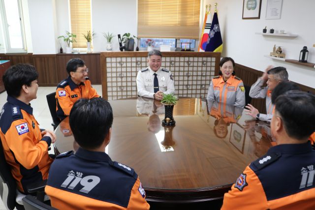 경기도의회 김정호 국민의힘 대표의원이 3일 광명소방서 일일명예소방관으로 위촉된 뒤 업무보고를 받고 있다. 경기도의회 제공.