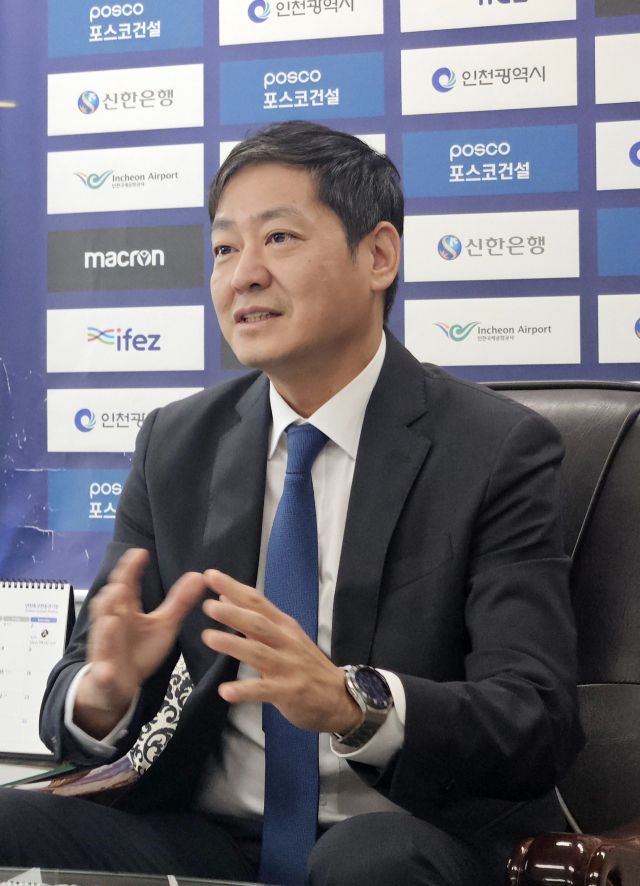 3일 인천 유나이티드 대표이사실에서 열린 기자간담회에서 심찬구 임시 대표이사가 구단 비전 등을 발표하고 있다. 박귀빈기자