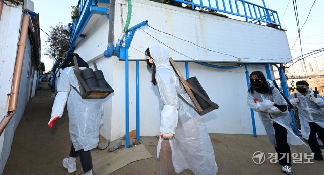 인천국제공항공사 자원봉사단원들이 3일 인천 미추홀구 학익동 일원에서 '2024 희망의 활주로 - 함께하는 따듯한 나눔, 연탄봉사' 활동을 하고 있다.조병석기자