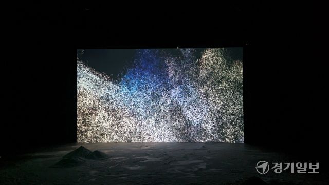 (웹용)(문화/톱)[가]미술관서 열린 ‘빙하 추도식’…수원시립미술관 2024 예술확장성 프로젝트 ‘빙하에게 안녕을’ [전시리뷰]