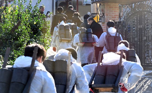 인천국제공항공사 자원봉사단원들이 3일 인천 미추홀구 학익동 일원에서 '2024 희망의 활주로 - 함께하는 따듯한 나눔, 연탄봉사' 활동을 하고 있다.조병석기자