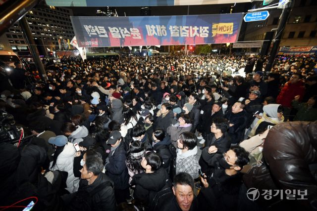 윤석열 대통령이 3일 오후 비상 계엄을 선포한 가운데 4일 새벽 국회의사당 안팎이 계엄을 반대하는 시민과 경찰, 계엄군 등으로 북새통을 이루고 있다. 조주현기자