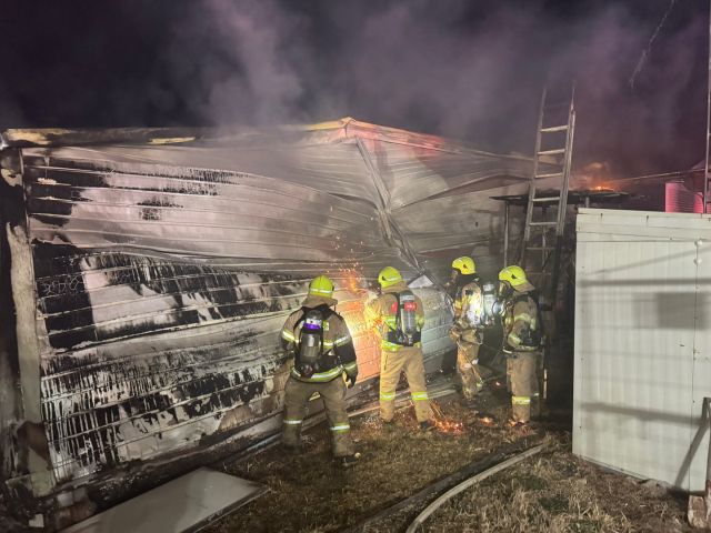 3일 오전 인천 강화군 하점면 망월리 한 돈사에서 난 불을 소방대원들이 끄고 있다. 인천소방본부 제공