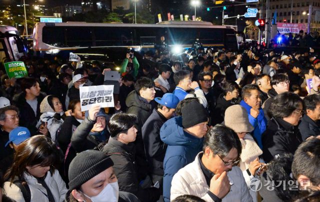 윤석열 대통령이 3일 오후 비상 계엄을 선포한 가운데 4일 새벽 국회의사당 안팎이 계엄을 반대하는 시민과 경찰, 계엄군 등으로 북새통을 이루고 있다. 윤원규기자