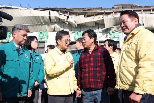 김동연 경기도지사가 지난달 29일 폭설로 지붕이 무너진 안양 농수산물도매시장을 찾아 피해 상황을 살피고 상인들을 위로하고 있다. 경기도 제공