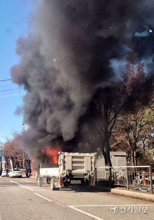 3일 오후 시흥시 정왕동 시흥관광호텔 인근 도로 위 화물차에서 화재가 발생, 불길과 함께 시커먼 연기가 치솟고 있다. 김형수 기자